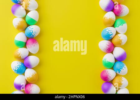 Mazzo di uova colorate su sfondo giallo Pasqua 3D rendering. Mucchio di uccelli e uova di Pasqua colorate - resa 3D. Pasqua concetto composizione fra Foto Stock