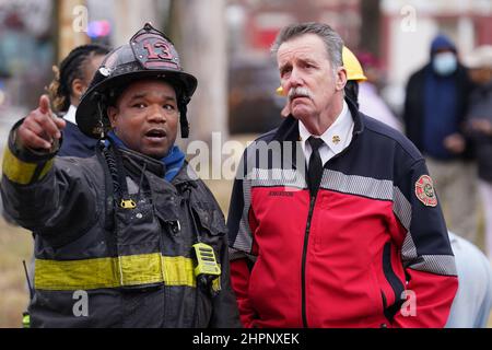 St. Louis, Stati Uniti. 22nd Feb 2022. Il pompiere di St. Louis Galen Taylor spiega come cinque occupanti di una casa sono stati salvati al capo del fuoco di St. Louis Dennis Jenkerson, durante un incendio di allarme a St. Louis martedì 22 febbraio 2022. I vigili del fuoco hanno salvato due adulti e tre bambini dalla casa a due piani. Non sono state segnalate lesioni gravi, ma tutte sono state trasportate negli ospedali per l'osservazione. Foto di Bill Greenblatt/UPI Credit: UPI/Alamy Live News Foto Stock