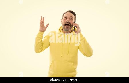 amotional bello uomo maturo in hoody parlando al telefono isolato su bianco, comunicazione. Foto Stock