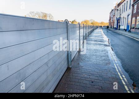 Bewdley, Worcestershire, Inghilterra, Regno Unito - Febbraio 22 2022:barriere prepreparate contro le alluvioni erette per mantenere i residenti al sicuro contro il wat torrenziale pericolosamente alto Foto Stock