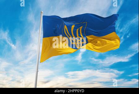 Bandiera dell'Ucraina con stemma, Ucraina su sfondo cielo nuvoloso al  tramonto, vista panoramica. Concetto di viaggio ucraino e patriota. Spazio  copia per w Foto stock - Alamy