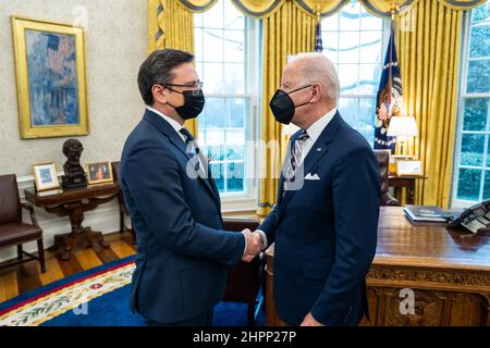 Washington, Stati Uniti d'America. 22nd Feb 2022. Washington, Stati Uniti d'America. 22 Febbraio, 2022. Il Presidente degli Stati Uniti Joe Biden saluta il Ministro degli Esteri ucraino Dmytro Kuleba prima di un incontro bilaterale nell'Ufficio ovale della Casa Bianca, 22 febbraio 2022 a Washington, DC l'incontro segue il riconoscimento delle regioni separatiste dell'Ucraina orientale da parte del Presidente russo Vladimir Putin in violazione del diritto internazionale. Credit: Adam Schultz/White House Photo/Alamy Live News Foto Stock