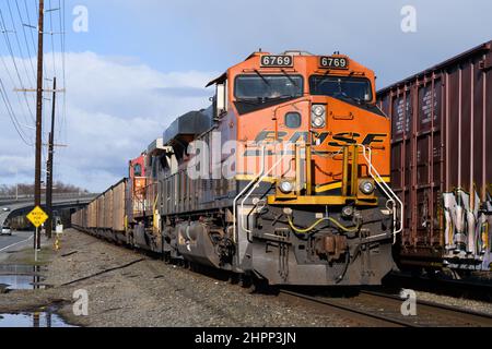 Everett, WA, USA - 21 febbraio 2022; il treno merci BNSF che trasporta carbone passa in direzione nord attraverso Everett Foto Stock