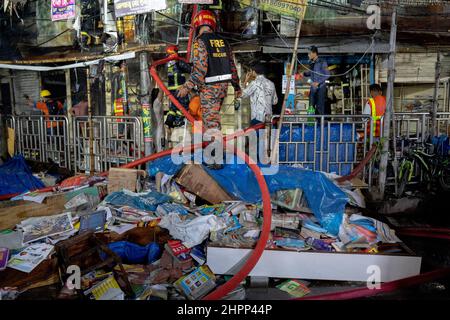 Dhaka, Bangladesh. 22nd Feb 2022. I libri bruciati e sporchi sono lasciati o il Street.A fuoco è scoppiato al mercato del libro di Nilkhet, il più grande mercato del libro. Il fuoco è scoppiato intorno a 25 librerie che hanno provocato migliaia di libri bruciati. I vigili del fuoco hanno fatto scoppiare il fuoco dopo circa un'ora. (Foto di Rizwan Hasan/Pacific Press) Credit: Pacific Press Media Production Corp./Alamy Live News Foto Stock