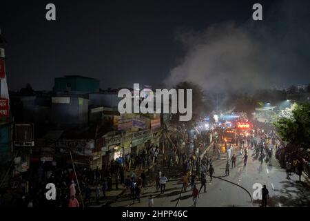 Dhaka, Bangladesh. 22nd Feb 2022. Il fumo sorge dal mercato del libro di Nilkhet. Un incendio scoppiò al mercato del libro di Nilkhet, il più grande mercato del libro. Il fuoco è scoppiato intorno a 25 librerie che hanno provocato migliaia di libri bruciati. I vigili del fuoco hanno fatto scoppiare il fuoco dopo circa un'ora. (Foto di Rizwan Hasan/Pacific Press) Credit: Pacific Press Media Production Corp./Alamy Live News Foto Stock