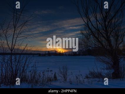Gli ultimi raggi di luce sul Flowage Chippewa nel Wisconsin settentrionale. Foto Stock