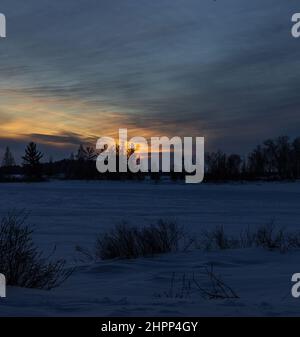 Gli ultimi raggi di luce sul Flowage Chippewa nel Wisconsin settentrionale. Foto Stock