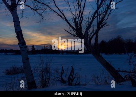 Gli ultimi raggi di luce sul Flowage Chippewa nel Wisconsin settentrionale. Foto Stock
