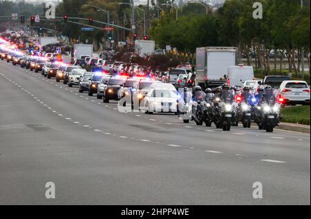 La Habra, California, Stati Uniti. 22nd Feb 2022. 22nd febbraio 2022, la Habra, California, USA: Gli ufficiali del motociclo guidano la processione funeraria dell'ufficiale caduto Nicholas Vella dall'ufficio del coronatore della contea di Orange al servizio funebre della Comunità a la Habra, CA. Vella, un veterano di 14 anni del Dipartimento di polizia di Huntington Beach, morì sabato quando il suo elicottero si schiantò nel porto di Newport. (Credit Image: © Ron Lyon/ZUMA Press Wire) Foto Stock