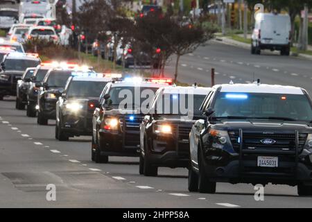 La Habra, California, Stati Uniti. 22nd Feb 2022. 22nd febbraio 2022, la Habra, California, USA: Gli ufficiali del motociclo guidano la processione funeraria dell'ufficiale caduto Nicholas Vella dall'ufficio del coronatore della contea di Orange al servizio funebre della Comunità a la Habra, CA. Vella, un veterano di 14 anni del Dipartimento di polizia di Huntington Beach, morì sabato quando il suo elicottero si schiantò nel porto di Newport. (Credit Image: © Ron Lyon/ZUMA Press Wire) Foto Stock