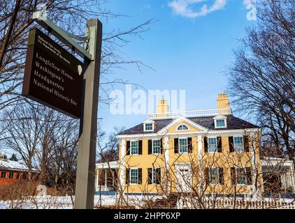 Cambridge, Massachusetts, USA - 16 febbraio 2022: The Longfellow House (c.. 1759) in Brattle Street a Cambridge. Sede di George Washington Foto Stock