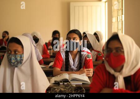 Dhaka, Bangladesh. 22nd Feb 2022. Gli studenti hanno visto indossare maschere in classe mentre le scuole riaprono a Dhaka. Il Bangladesh riapre le istituzioni educative man mano che i casi di coronavirus iniziano a diminuire. Credit: SOPA Images Limited/Alamy Live News Foto Stock