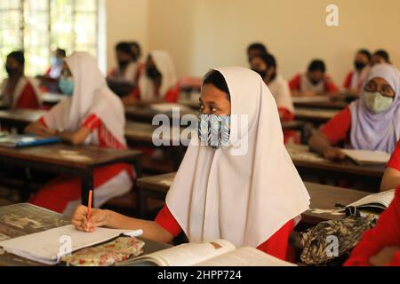 Dhaka, Bangladesh. 22nd Feb 2022. Gli studenti hanno visto indossare maschere in classe mentre le scuole riaprono a Dhaka. Il Bangladesh riapre le istituzioni educative man mano che i casi di coronavirus iniziano a diminuire. Credit: SOPA Images Limited/Alamy Live News Foto Stock