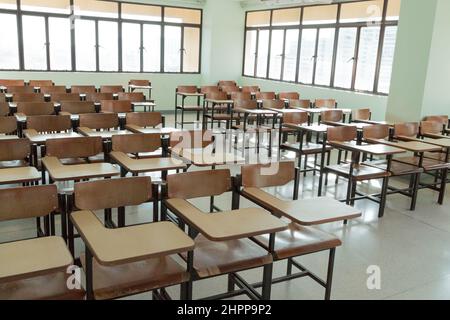 Scrivania e sedie in classe background Foto Stock