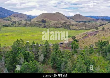 Il cratere di Wurung è un'area collinare che presenta un tratto di verde prateria (savana) con un sovraprogetto a forma di cratere di montagna. Le colline sono dintorni Foto Stock