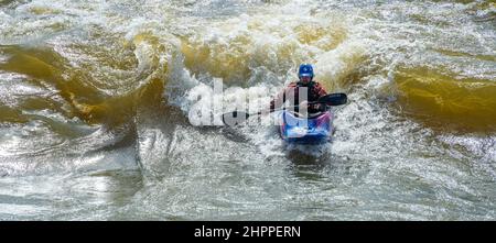 Kayak freestyle sulle rapide del fiume Chattahoochee al RushSouth Whitewater Park a Columbus, Georgia / Phenix City, Alabama. (USA) Foto Stock