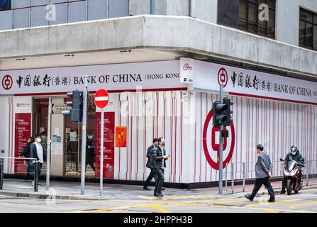 Hong Kong, Cina. 09th Feb 2022. Passeggiata pedonale accanto alla filiale cinese di Bank of China, società di banche commerciali di proprietà statale, a Hong Kong. (Foto di Budrul Chukrut/SOPA Images/Sipa USA) Credit: Sipa USA/Alamy Live News Foto Stock