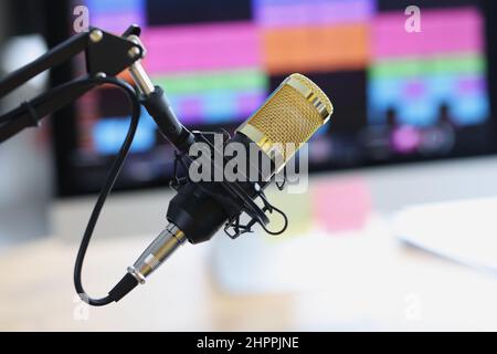 Studio di registrazione audio professionale con microfono e altoparlante Foto Stock
