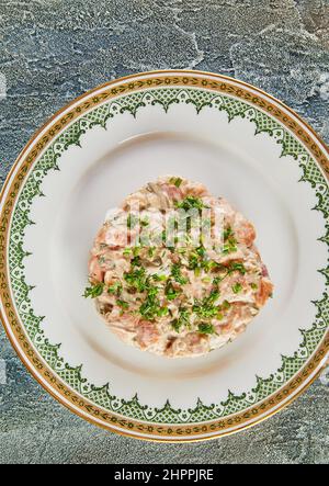 Incredibile tartare di salmone fresco e affumicato. Cucina gourmet francese Foto Stock