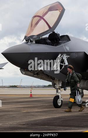 Un pilota dell'aeronautica degli Stati Uniti con 365th Fighter Squadron cammina sulla pista dopo essere arrivato alla base aerea di Changi, Repubblica di Singapore, 11 febbraio 2022. Gli airman con 365th Fighter Squadron partecipano al Singapore Airshow del 2022, che è focalizzato sulla costruzione di relazioni più forti tra gli Stati Uniti e Singapore. È l'ultimo di una serie di impegni multinazionali che riuniscono i capi aerei e i leader militari statunitensi di tutta la regione. (STATI UNITI Foto del corpo marino di CPL. Bryant Rodriguez) Foto Stock