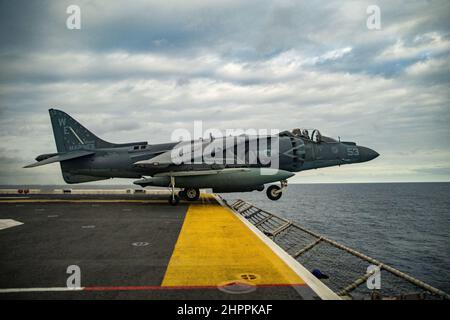 MAR DELLE FILIPPINE (Feb 9, 2022) Un corpo marino degli Stati Uniti AV-8B Harrier attaccato a Marine Attack Squadron (VMA) 214, 11th Marine Expeditionary Unit (MEU), lancia fuori dal ponte di volo della nave d'assalto anfibio di classe Wasp USS Essex (LHD 2), 9 febbraio 2022. I 11th MEU e Essex Amphibious Ready Group operano nell'area della flotta USA 7th per migliorare l'interoperabilità con alleanze e partner e fungono da forza di reazione pronta a garantire la sicurezza marittima e una regione indopacifica libera e aperta. (STATI UNITI Foto del corpo marino di Sgt. Jennessa Davey) Foto Stock