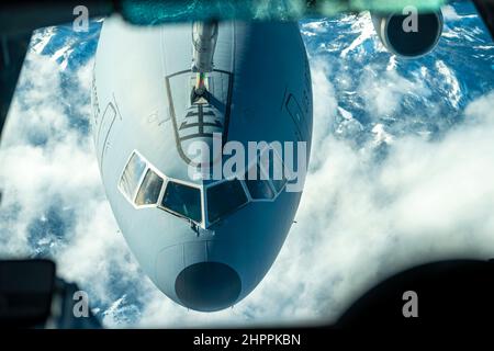 Un espansore KC-10 assegnato alla base dell'aeronautica di Travis, California, si avvicina al boom di un altro KC-10 sopra la California del Nord, 15 febbraio 2022. In riconoscimento del Black History Month, un equipaggio di aerei All-Black ha condotto esercizi di rifornimento in aria che supportano i requisiti di formazione. Il Congresso degli Stati Uniti ha approvato la legge pubblica 99-244 che designa ogni febbraio come “National Black (Afro-American) History Month” il 11 febbraio 1986. (STATI UNITI Air Force foto di Senior Airman Karla Parra) Foto Stock