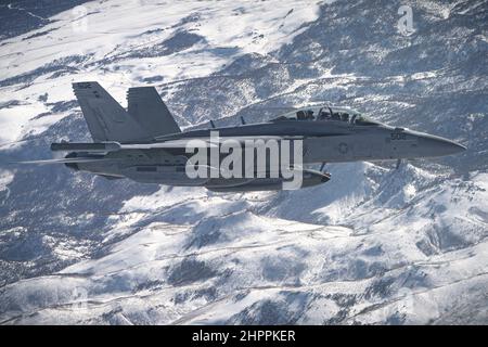 Una Marina americana EA-18G Growlers assegnata al "Garudas" Electronic Attack Squadron (VAQ) 134, Naval Air Station Whidbey Island, Washington, attende di ricevere rifornimento aria-aria da una nave Royal Air Force Voyager assegnata a 101 Squadron, RAF Brize Norton, Regno Unito, durante una missione Red Flag-Nellis 22-1 dal 3 febbraio 2022, Alla base dell'aeronautica di Nellis, Nevada. La Nevada Test and Training Range è la principale area di addestramento militare dell'aviazione militare degli Stati Uniti, con oltre 12.000 chilometri quadrati di spazio aereo e 2,9 milioni di ettari di terreno. (STATI UNITI Air Force foto di Airman 1st Classe Zachary Rufus) Foto Stock