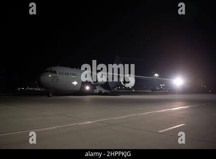 Una forza aerea statunitense C-17 Globemaster III taxi in un parcheggio sul grembiule all'aeroporto di Rzeszów–Jasionka, Polonia, 16 febbraio 2022. Gli aerei C-17 forniscono una capacità di mobilità critica trasportando truppe e carichi statunitensi in Polonia per assicurare gli alleati della NATO. (STATI UNITI Foto Air Force di Capt. Kevyn Kaler) Foto Stock