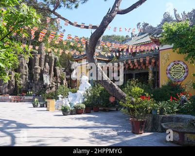 Da Nang, Vietnam - 12 aprile 2021: Tempio di Linh Ung, Chua Linh Ung a Ba Na Foto Stock