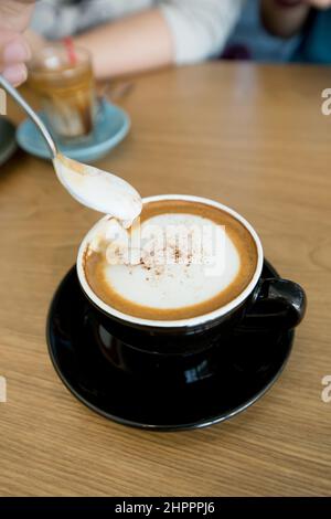 Primo piano di una tazza di cappuccino, focus selective. Foto Stock