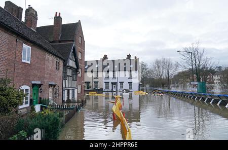 La scena a Bewdley, nel Worcestershire, dove le acque alluvionali del fiume Severn hanno violato le difese delle alluvioni della città a seguito di forti precipitazioni piovose da Storm Franklin. Data foto: Mercoledì 23 febbraio 2022. Foto Stock