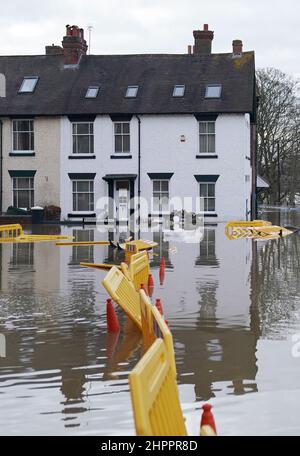 La scena a Bewdley, nel Worcestershire, dove le acque alluvionali del fiume Severn hanno violato le difese delle alluvioni della città a seguito di forti precipitazioni piovose da Storm Franklin. Data foto: Mercoledì 23 febbraio 2022. Foto Stock