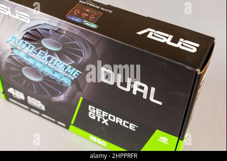 Scheda grafica ASUS GFORCE GTX 1650 su sfondo grigio. Componenti moderni del computer. Ucraina, Nikolaev - 02 09 2022 Foto Stock