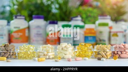Kiev, Ucraina - Febbraio, 23, 2022: Vitamine e supplementi dal sito iHerb negozio online. Foto Stock