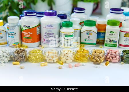 Kiev, Ucraina - Febbraio, 23, 2022: Vitamine e supplementi dal sito iHerb negozio online. Foto Stock
