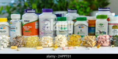 Kiev, Ucraina - Febbraio, 23, 2022: Vitamine e supplementi dal sito iHerb negozio online. Foto Stock