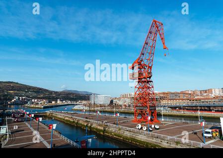 Bilbao, Spagna - 13 febbraio 2022: Vista di Carola Crane. Si tratta di una gru che una volta è stata utilizzata nella costruzione navale presso il cantiere Astilleros Euskalduna, ora io Foto Stock