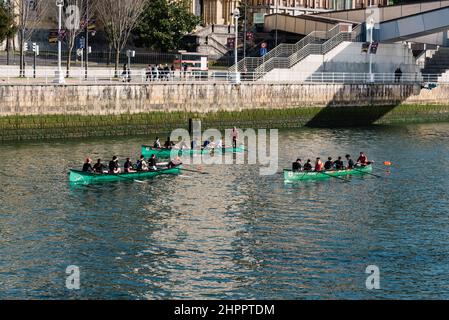 Bilbao, Spagna - 13 febbraio 2022: Addestramento dei vogatori a Traineras, barca a remi tradizionale basca usata per le corse, nell'estuario di Bilbao Foto Stock