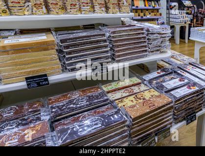 Madrid, Spagna - 28 giugno 2021: Barrette di cioccolato in mostra al negozio Torrons Vicens, azienda artigianale di cioccolato dal 1775 con negozi in tutto il mondo Foto Stock