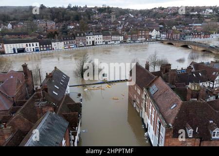 Una vista aerea di Bewdley, nel Worcestershire, dove le acque alluvionali del fiume Severn hanno violato le difese delle alluvioni della città a seguito di forti precipitazioni da Storm Franklin. Data foto: Mercoledì 23 febbraio 2022. Foto Stock