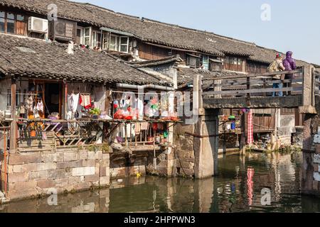 Vecchie case di legno tradizionali lungo il canale principale nel villaggio acquatico di Wenzhou, Cina Foto Stock