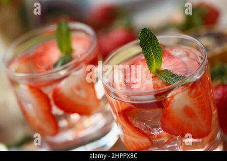 Fragola punch bevanda di raffreddamento fatta in casa in estate caldo Foto Stock