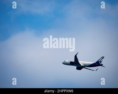 Aegean Airlines Airbus A320-271N con registrazione SX-NED aereo a cielo blu Foto Stock