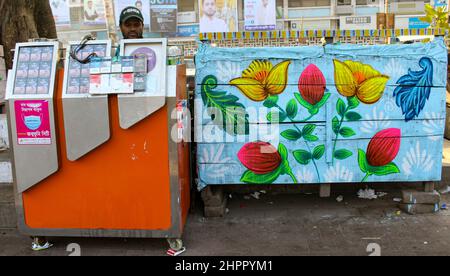 Vernice di rickshaw di Stall del tè colorato in TSC Foto Stock