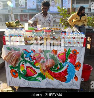 Vernice di rickshaw di Stall del tè colorato in TSC Foto Stock