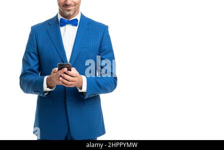 uomo d'affari corto in blu bow cravatta tuta chat sul telefono isolato su bianco con spazio copia Foto Stock