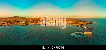 Vista aerea panoramica della baia di Corralejo subito dopo l'alba e la mattina inizia con la luna ancora visibile bella Fuerteventura Foto Stock