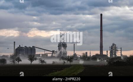 Karlsruhe, Germania. 23rd Feb 2022. Foto esterna di una sezione vegetale a Miro Mineralölraffinerie Oberrhein. La commissione di coalizione si sta occupando oggi di prezzi elevati dell'energia. Credit: Uli Deck/dpa/Alamy Live News Foto Stock