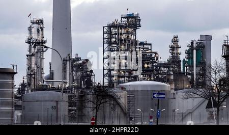 Karlsruhe, Germania. 23rd Feb 2022. Foto esterna di una sezione vegetale a Miro Mineralölraffinerie Oberrhein. La commissione di coalizione si sta occupando oggi di prezzi elevati dell'energia. Credit: Uli Deck/dpa/Alamy Live News Foto Stock