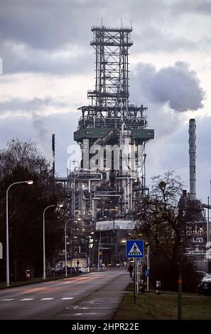 Karlsruhe, Germania. 23rd Feb 2022. Foto esterna di una sezione vegetale a Miro Mineralölraffinerie Oberrhein. La commissione di coalizione si sta occupando oggi di prezzi elevati dell'energia. Credit: Uli Deck/dpa/Alamy Live News Foto Stock